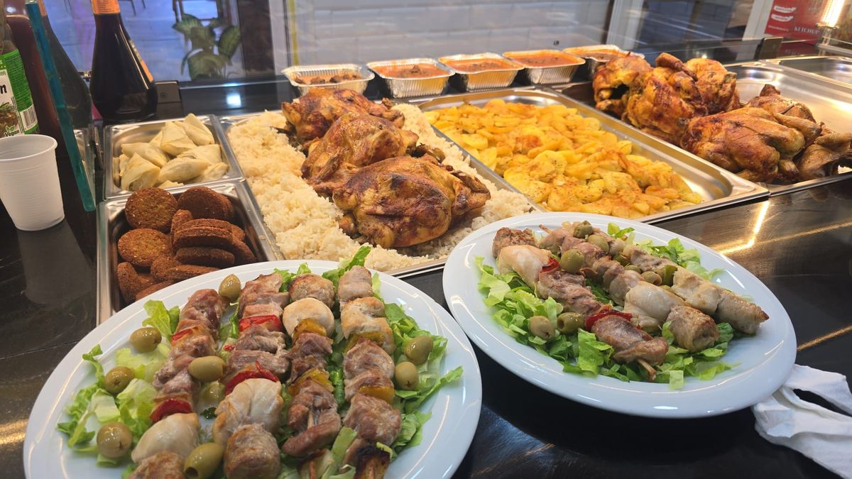 Il banco del locale con pollo arrosto e contorni
