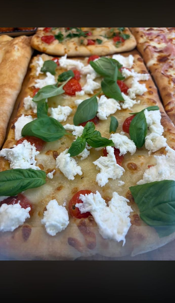 Pizza in pala appena sfornata